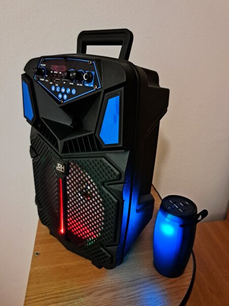 Boxa portabila bluetooth.