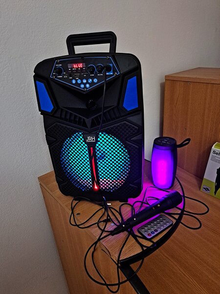 Boxa portabila bluetooth.